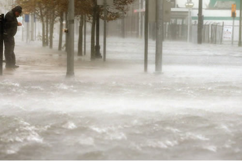 El paso de Sandy por estados como Nueva York, mantiene encedidas las alertas.