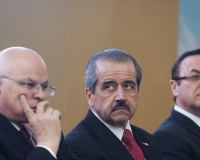 José Ángel Cordova Villalobos al centro de la imágen.