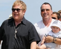 Elton John, de 65 años, contrajo en 2005 matrimonio civil con el cineasta canadiense David Furnish