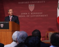 Calderón y su relación con Harvard.