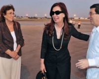 El viaje de la presidenta argentina a Cuba, donde convalece su amigo Hugo Chávez, se llevó a cabo, a pesar de supuestos intentos del gobierno venezolano por disuadirla de sus planes. Esta mañana fue recibida por el canciller cubano, Bruno Rodríguez.