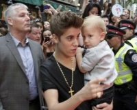 Benabou (de traje gris, atrás de Bieber) pide compensaciones no especificadas por los daños de agresión y violencia y un pago de 421 mil 261 dólares