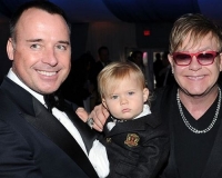Elton, de 65 años, y Furnish, de 50, se unieron mediante una sociedad civil en Gran Bretaña en 2005 y son padres de Zachary Jackson Levon Furnish-John