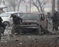Un grupo de fuerzas de seguridad revistan el sitio de un ataque con un carro bomba en Kabul este miércoles. 