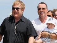 Elton John, de 65 años, contrajo en 2005 matrimonio civil con el cineasta canadiense David Furnish
