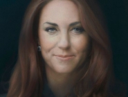 Middleton, de 31 años, aparece en el gran lienzo con una sonrisa débil, el pelo largo y teñido de color cobre y ojeras