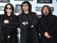 Antes de la salida del disco, el grupo actuará en Nueva Zelanda, Australia y Japón, se señala en la web