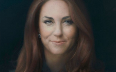 Middleton, de 31 años, aparece en el gran lienzo con una sonrisa débil, el pelo largo y teñido de color cobre y ojeras